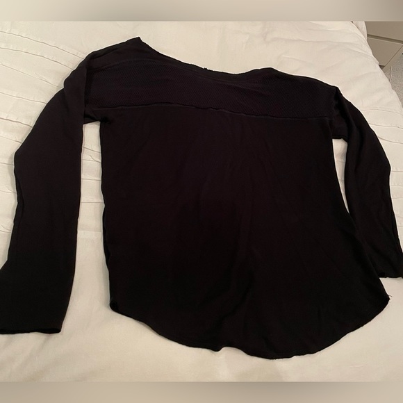 Very cool sweatshirt by Feel The Piece! - Picture 2 of 3